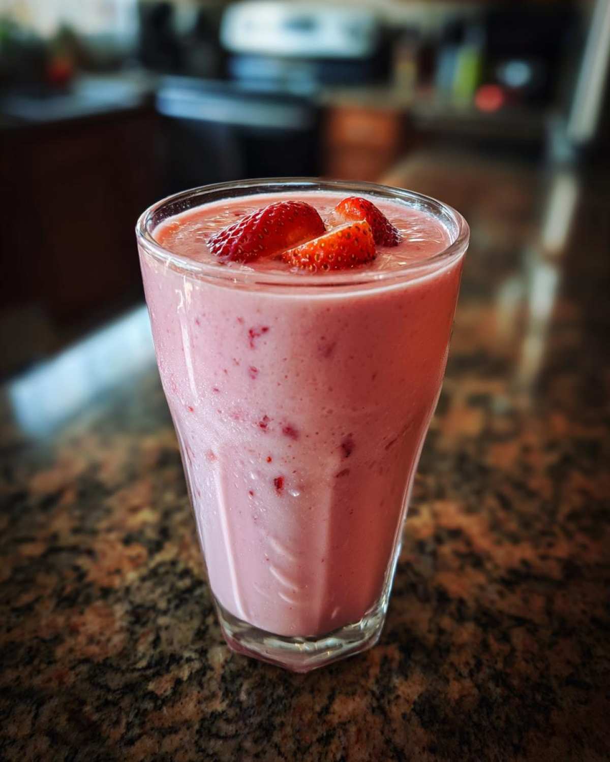 Strawberry Milkshake (Homemade & Creamy) - detail 2