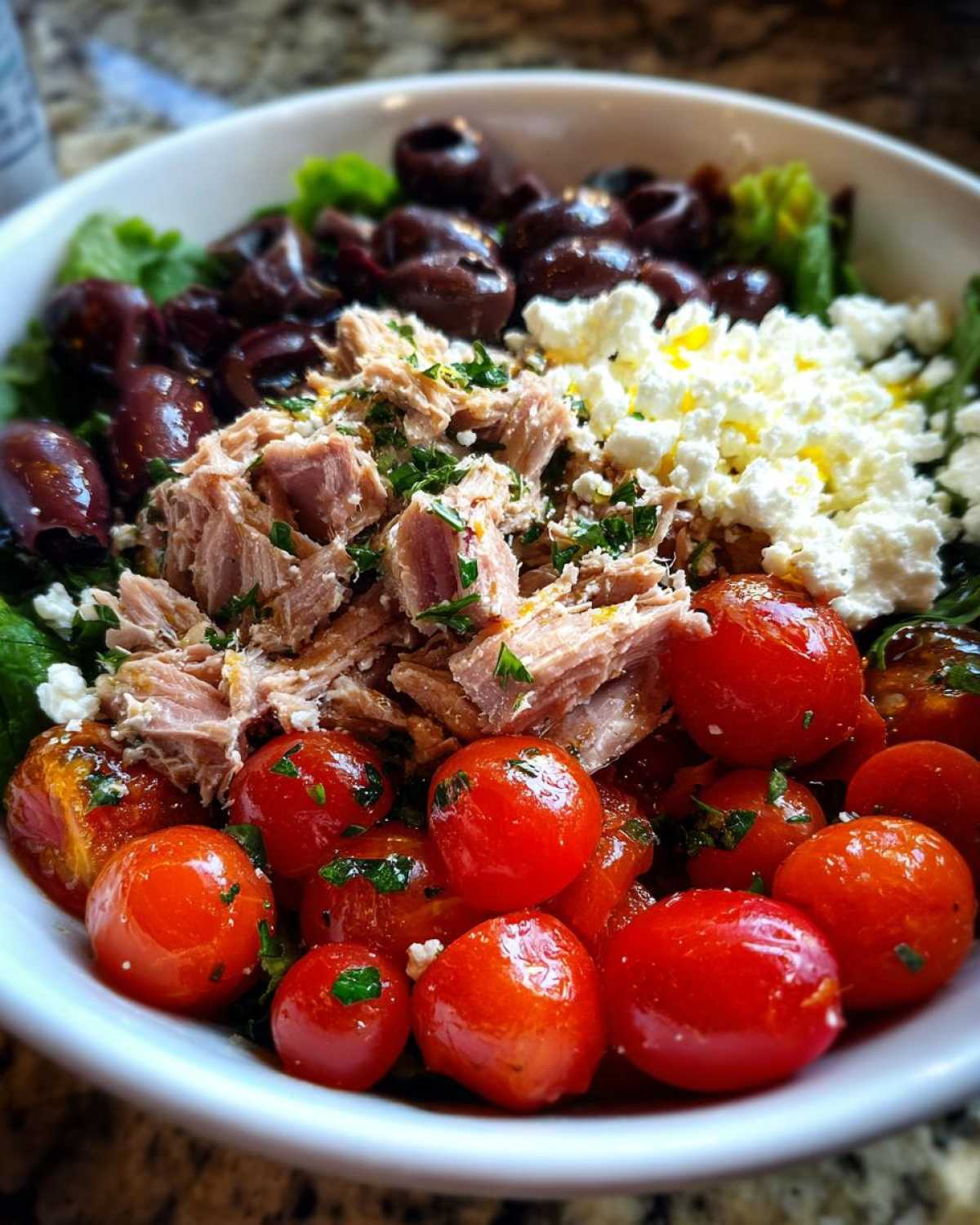 Mediterranean tuna bowl - detail 1