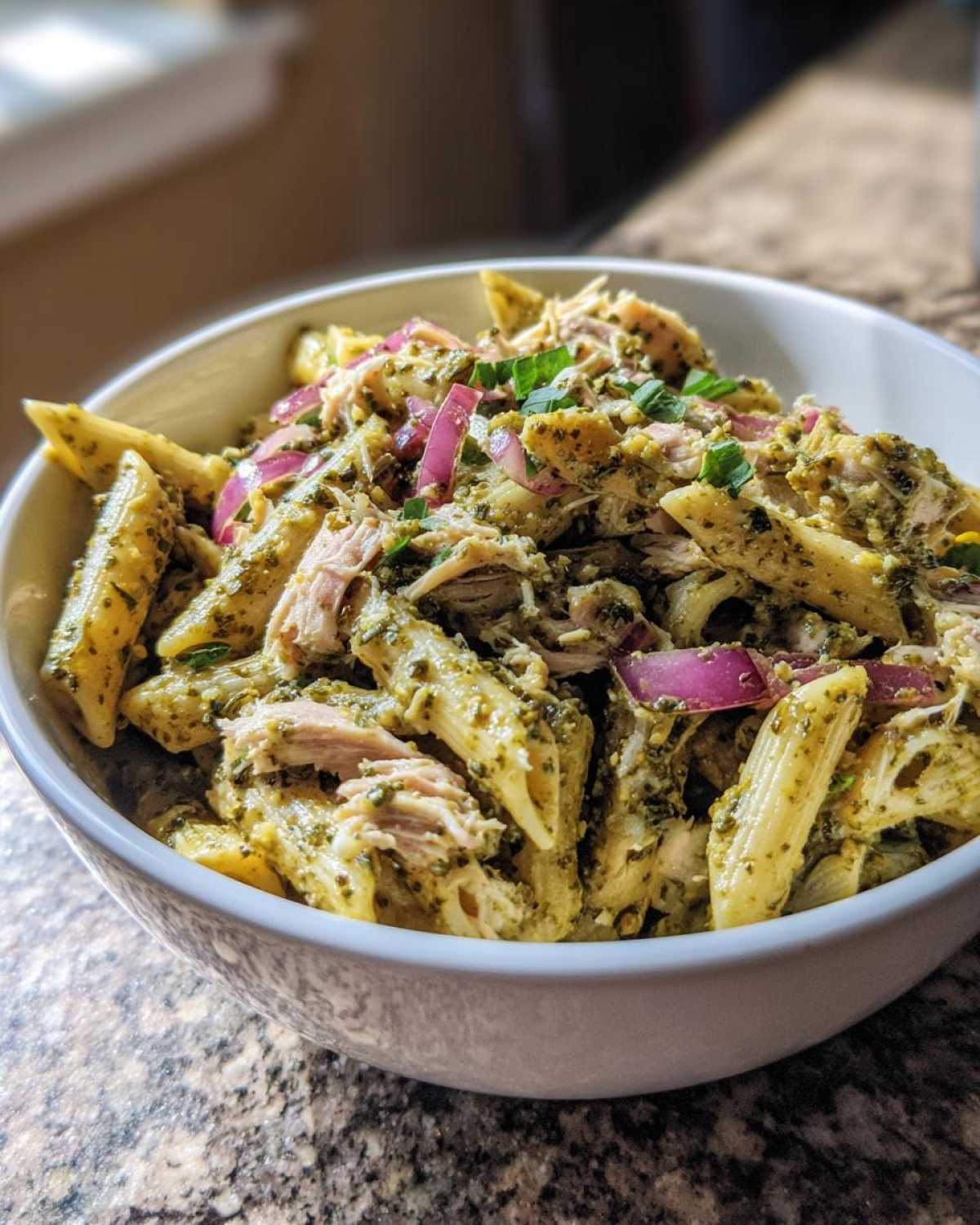 Pesto tuna pasta salad - detail 1