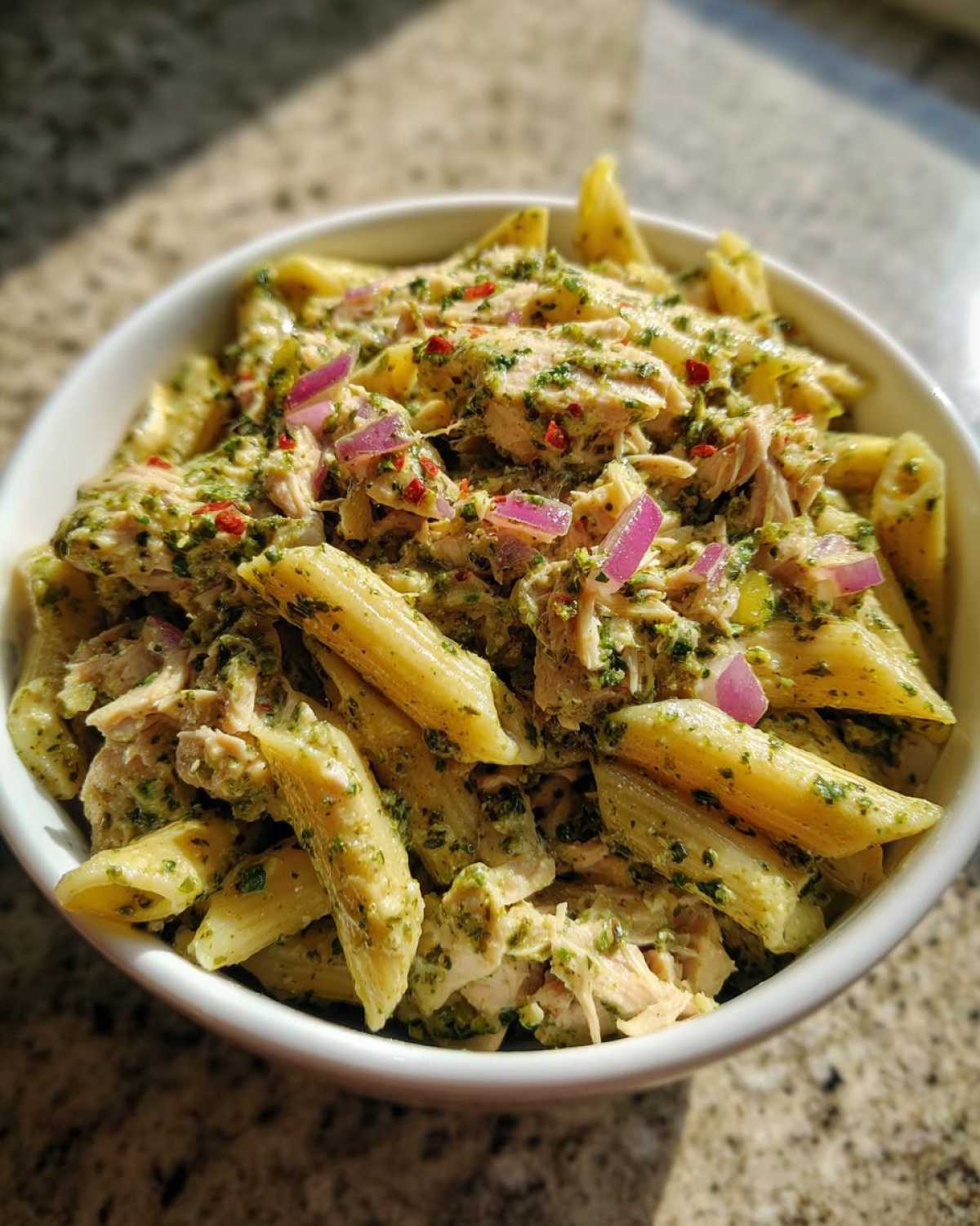 Pesto tuna pasta salad - detail 2
