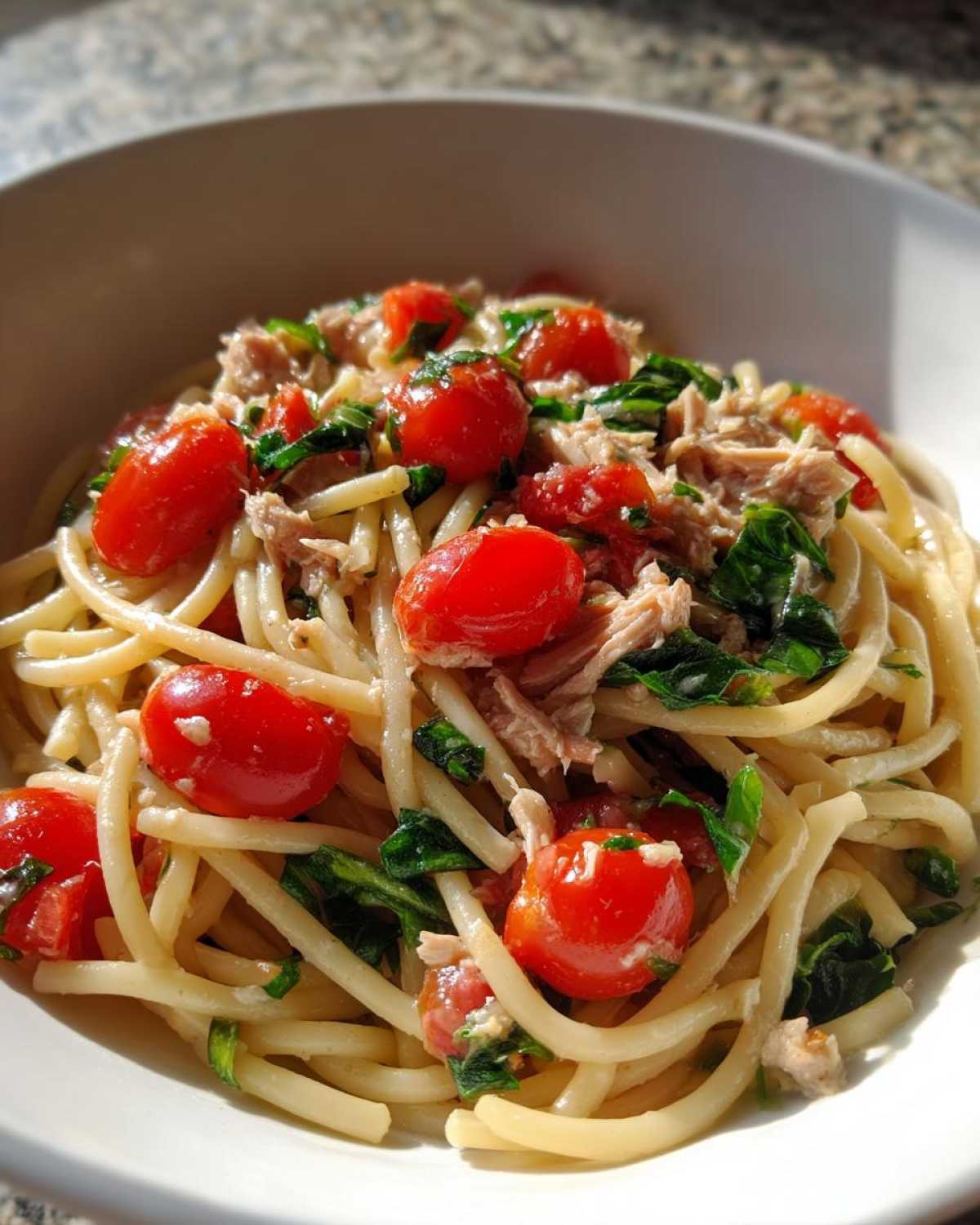 Tomato basil tuna pasta - detail 1
