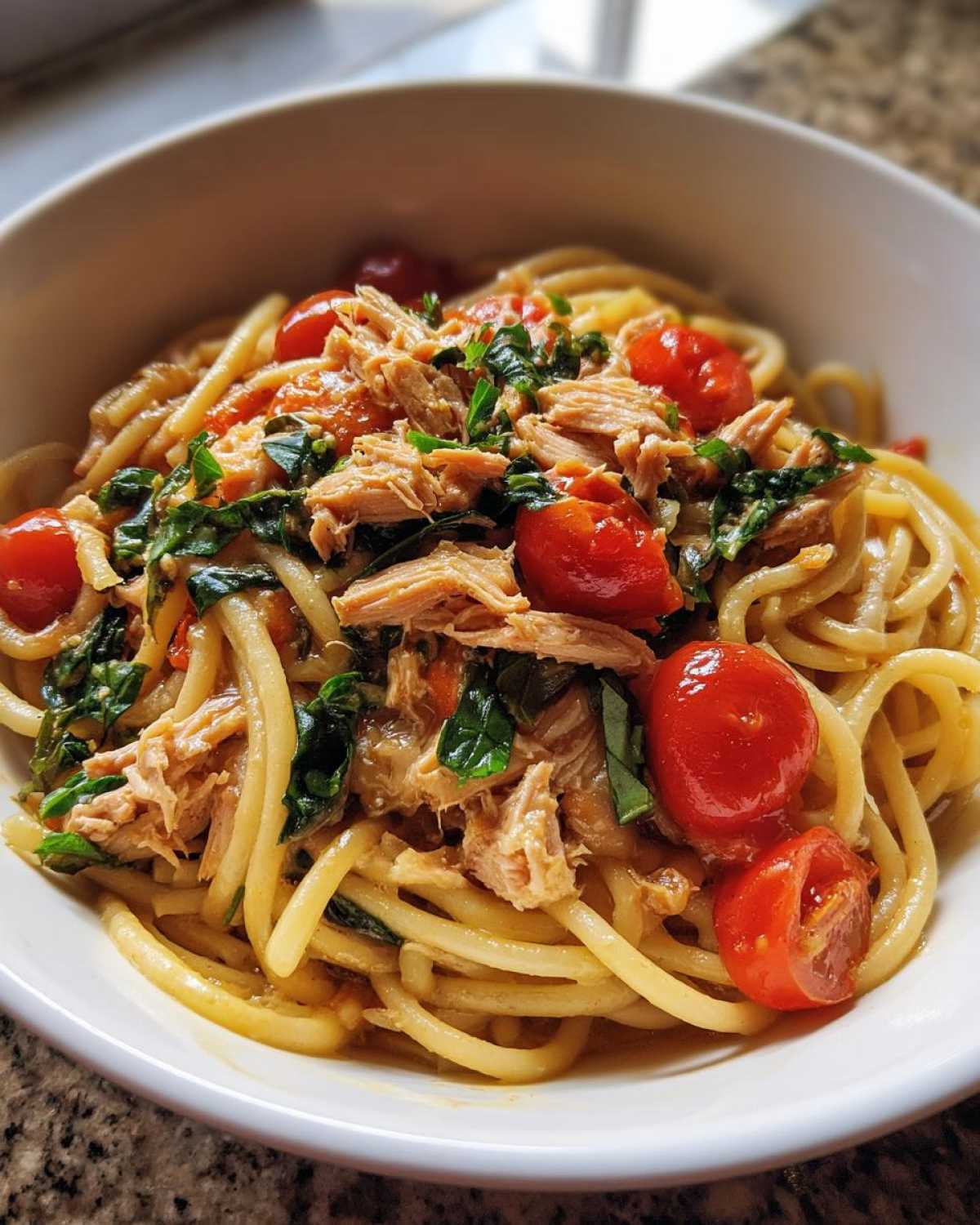 Tomato basil tuna pasta - detail 2
